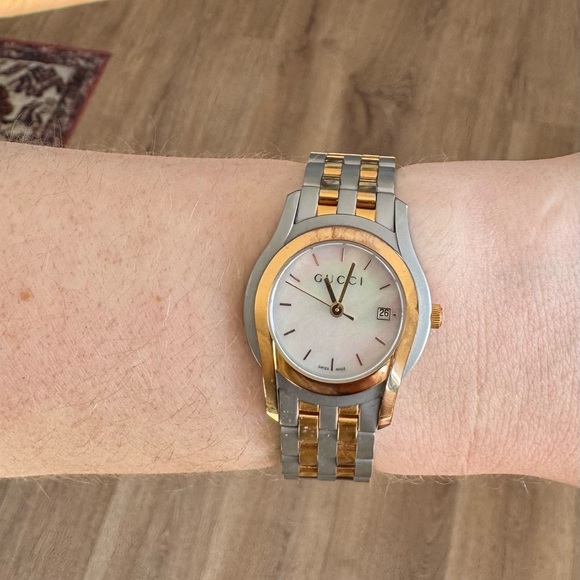 Vintage Gucci 5500L Women’s Two-Tone Watch | Swiss Made | Mother-of-Pearl Dial - Picture 6 of 7